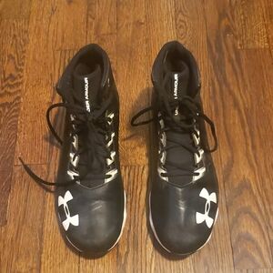 Mens Under Armour cleats.. size 11 mens. Black and white.